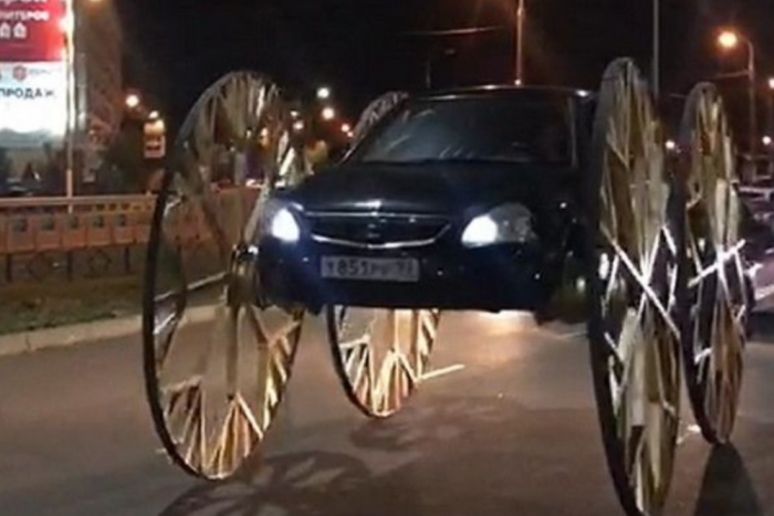 Unatkozó szerelők óriási pókot építettek egy Ladából 1