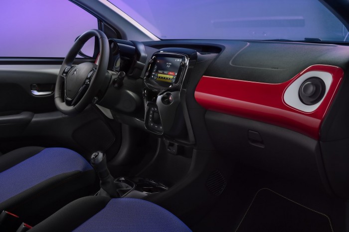 Kisautó pirosban, kékben, sárgában 5