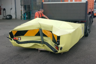 Videón látszik, ahogy fékezés nélkül hajt közutas járműnek egy autós az M0-son