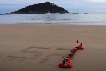 Végre van egy robot, ami a tengerpartra nyomtat betűket