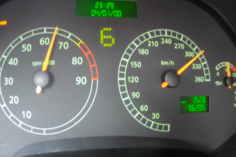 280 km/óránál durván csal ennek a Lamborghininek a kilométerórája, de nem bánjuk