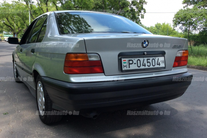 28 éves BMW alapmotorral, kevés kilométerrel megér 1,5 milliót? 1