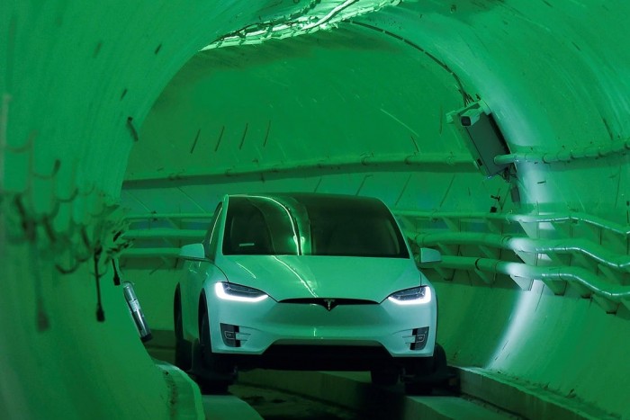 200-zal száguldana a föld alatt a Tesla reptéri busza