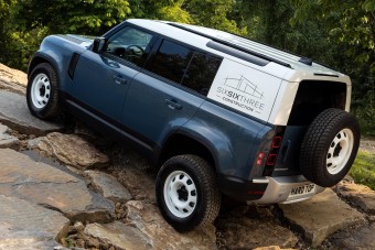 Már videón is megnézheted a Land Rover furgonját