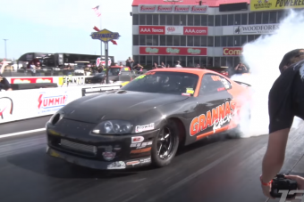 Csak a kezét figyeljétek: ez a leggyorsabb kézi váltós autó negyed mérföldön!