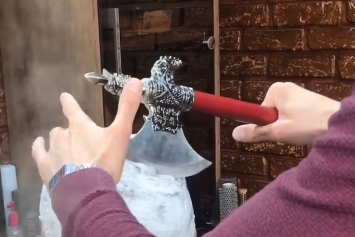 Ezek a borbélyok gyilkos fegyverekkel alakítják a frizurát