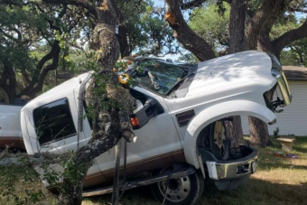 Egy öreg fát használt darunak a türelmetlen amerikai autós, ez lett a végeredmény