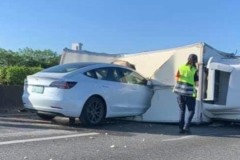 Újabb baleset figyelmeztet arra, hogy a Teslák még nem önvezetők 4