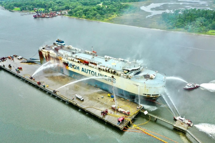 Luxusautók olvadtak el a kigyulladt teherhajón