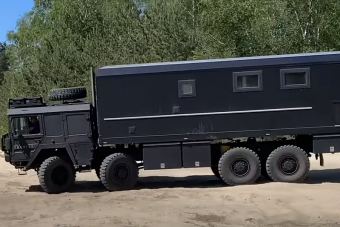 Brutális katonai teherautóvál vág neki a világnak egy német nyugdíjas