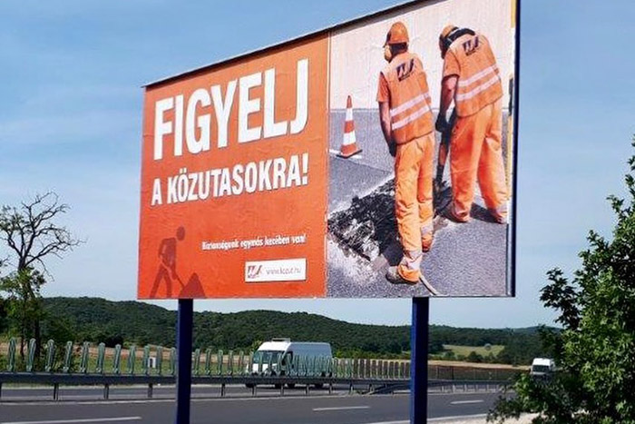 Plakátokkal próbálják megóvni a közutasok életét