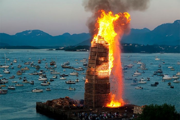 Tűztoronnyal ünneplik a napfordulót Norvégiában
