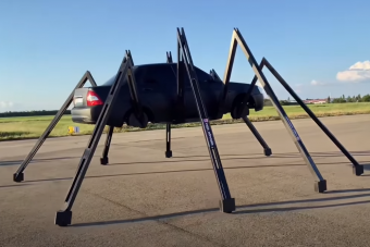 Unatkozó szerelők óriási pókot építettek egy Ladából