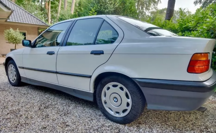 28 éves BMW alapmotorral, kevés kilométerrel megér 1,5 milliót? 5