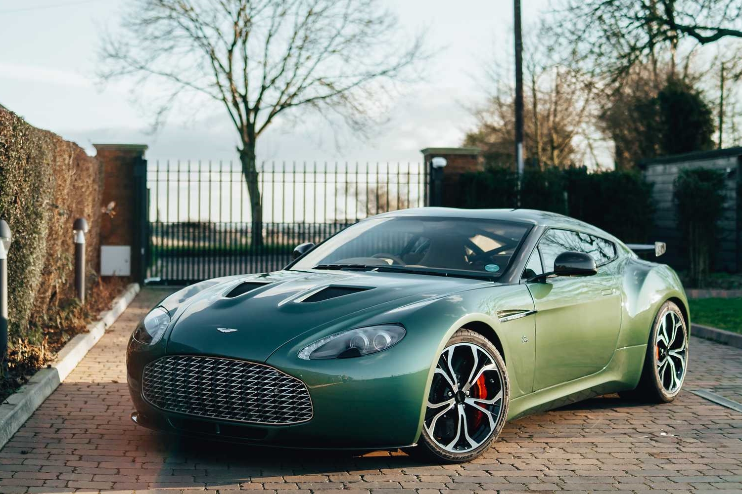 Csodás ritkaság az Aston Martin V12 Zagato 4