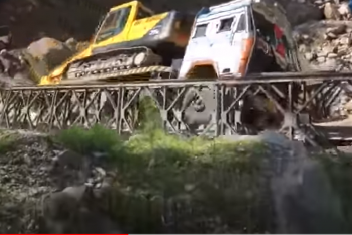 Videóra vették, ahogy leszakad egy teherautó alatt a híd Indiában