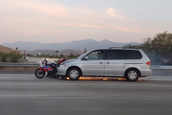 Szürreális baleset egy autópályán: kilométereken át tolt maga előtt egy motort az autós