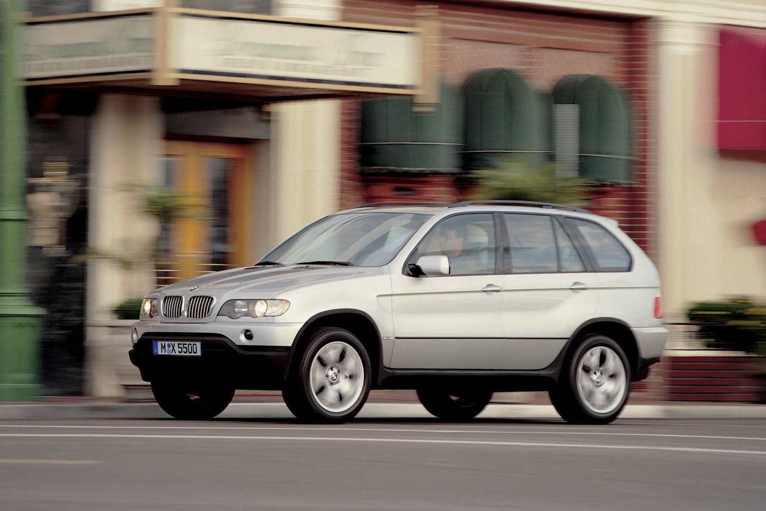 Pár óra alatt, a repülőn készült el az első BMW X5-ös 7