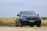 Hibrid a BMW-től: karcolja a 40 milliót, de nem véletlenül 64