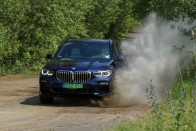 Hibrid a BMW-től: karcolja a 40 milliót, de nem véletlenül 65