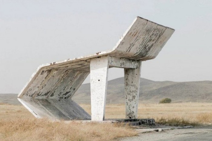 Ez a buszmegálló zseniális mémeket szült