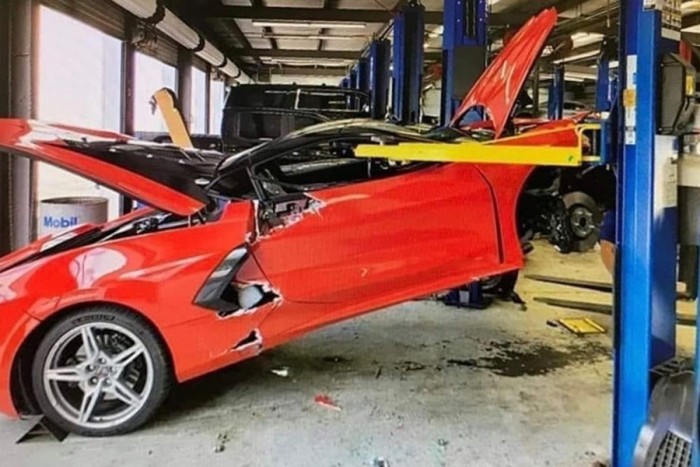 Szervizben törték össze az új Corvette-et, a tulajdonos nagyon morcos lett