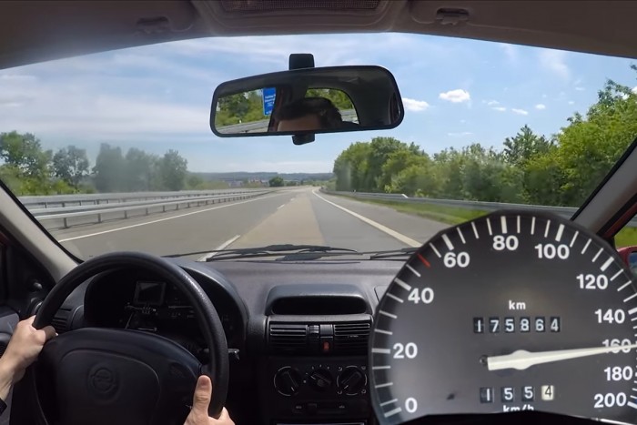 Ennyit megy padlógázon egy öreg apró Opel Corsa