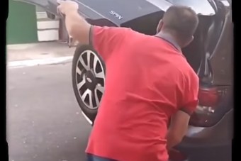 Ahogy ez a férfi küzd a csomagtartóval, úgy nem küzd senki