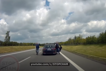 Bemutatott a szabálytalanul előző autósnak, aki erre félelmetes módon reagált