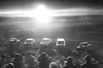 Atomvillanások fényénél táncoltak a turisták Las Vegasban