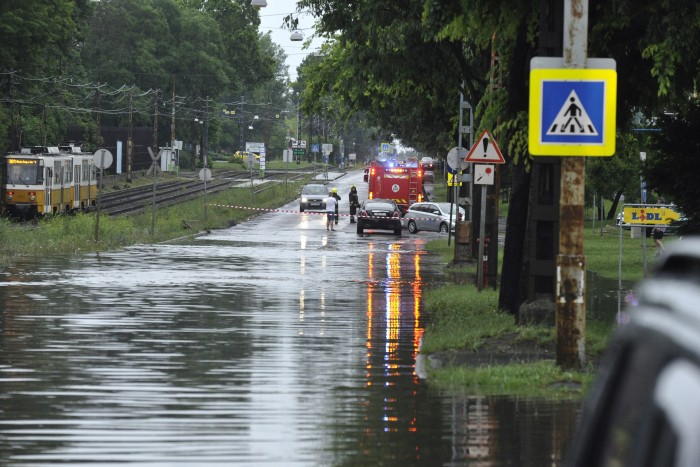 Tengelyig ért a víz Budapest egyes pontjain a vihar után 4 Tengelyig ért a víz Budapest egyes pontjain a vihar után 4