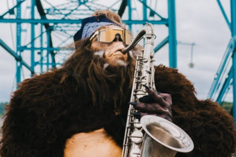 A szaxofonozó jeti lett a mai nap netes sztárja