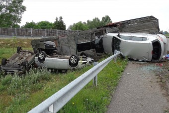 Fotókon a Szeged mellett felborult autószállító