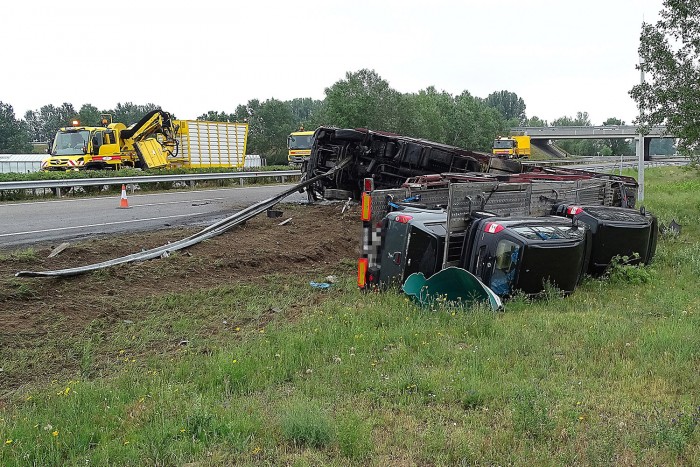 Fotókon a Szeged mellett felborult autószállító 1 | Vezess Fotókon a Szeged mellett felborult autószállító 1