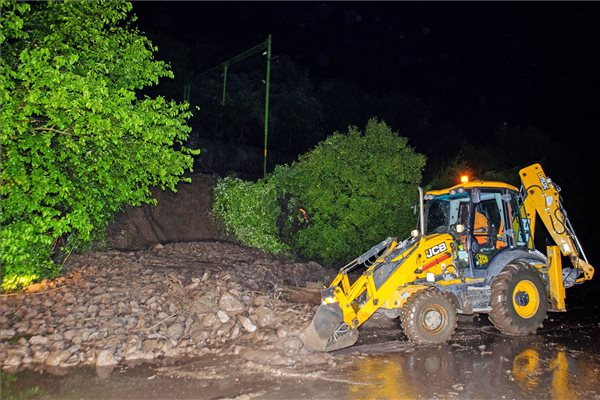 A vihar miatt lezárták a 12-es főutat 1