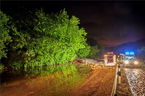 A vihar miatt lezárták a 12-es főutat 2