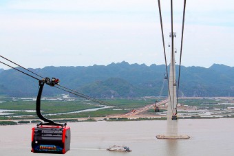 Gyönyörű helyek felett vezet a rekorder kötélpálya