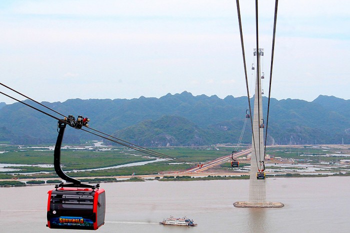 Gyönyörű helyek felett vezet a rekorder kötélpálya
