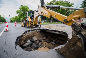 Hatalmas lyuk tátong Debrecenben