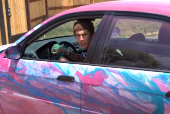 Konténerbe merítve festették le ezt a Hondát