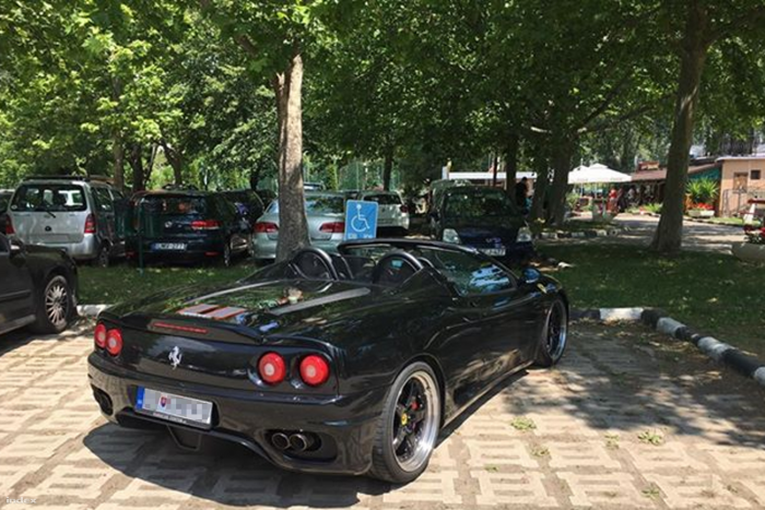 Nem semmi: két rokkanthelyre is beálltak a Ferrarival a Balatonnál 1
