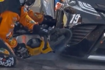 Körfűrésszel javították meg a NASCAR-autót verseny közben