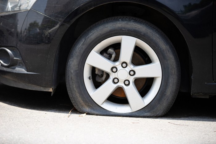 Több száz autó kerekét szúrta ki egy magyar buszsofőr Németországban, ki se rúgták