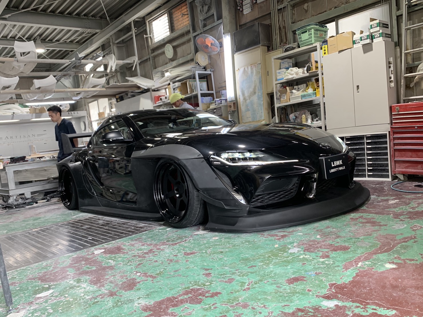 Brutális hátsó szárnyat kapott a Liberty Walk Suprája 9