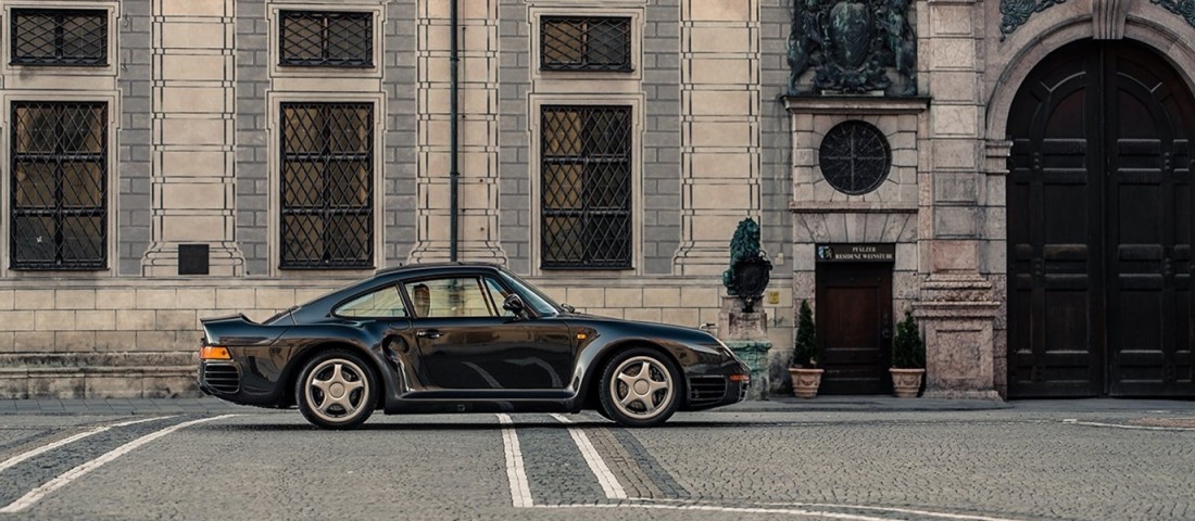 Két kézzel szórták a német márkát az 1988-as Porsche 959-re