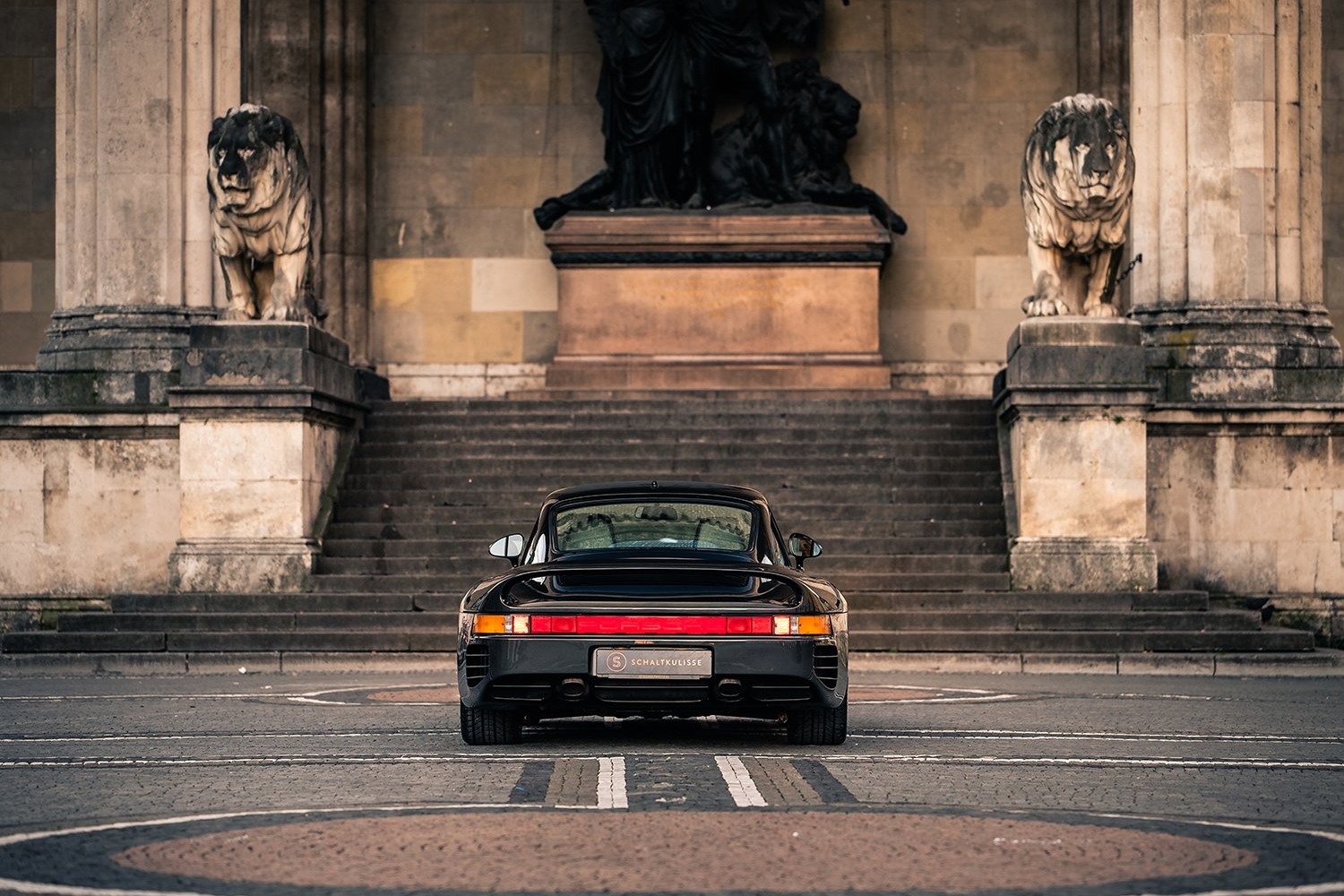 Két kézzel szórták a német márkát az 1988-as Porsche 959-re 1