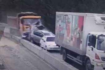 Fékezés nélkül pusztított egy kínai dömper az autópályán