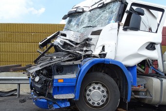 Kamionba csapódott a vidám fociedző autója