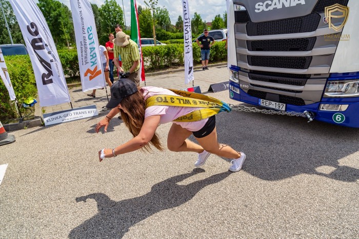 8,8 tonnás nyerges vontatót húzott el a fiatal lány