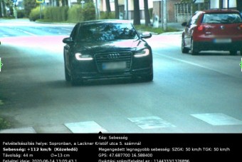 Pokoli tempóval zúzott át a zebrán a soproni audis, a traffipax mindent felvett